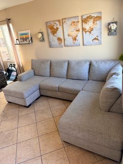 DELIVERY AVAILABLE 🚛! Gorgeous Sectional Couch with Double chaise