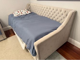 DAYBED - Neutral twin daybed with trundle
