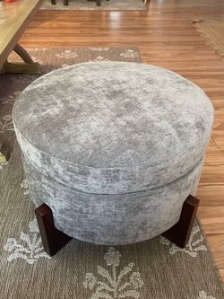 26’’ Wide Upholstered Tufted Round Storage Ottoman size is on last picture new