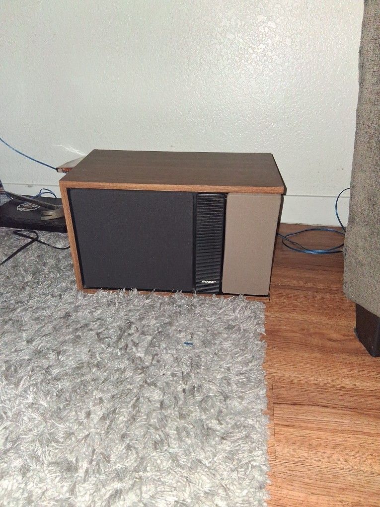 Set Of BOSE 301 SPEAKERS. GREAT SHAPE SOUND BETTER