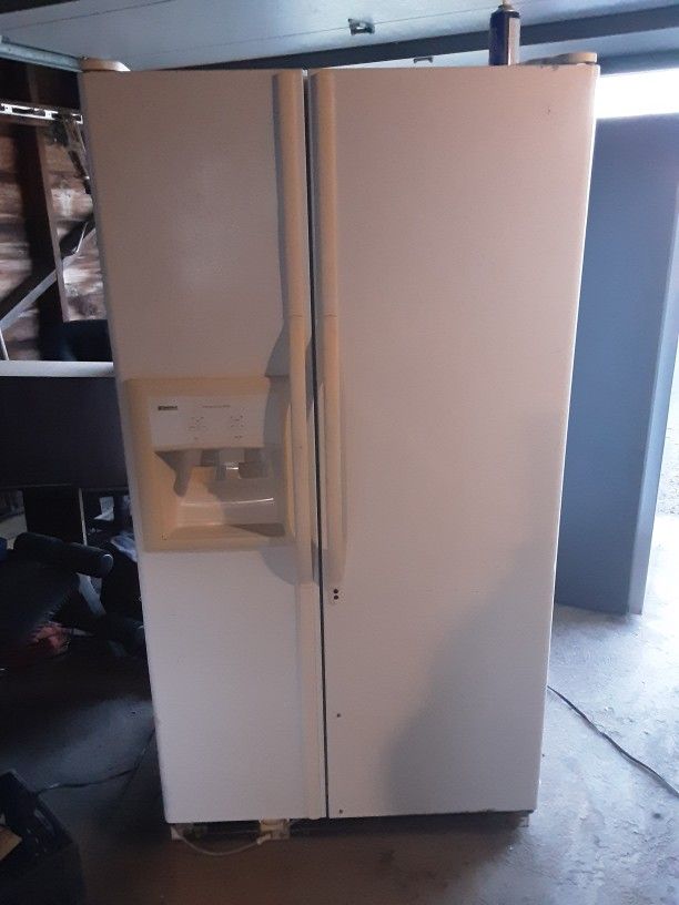 Kenmore Double Door  Refrigerator Perfect For Your Garage 