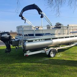 08 22ft Pontoon  Boat In Great Condition 