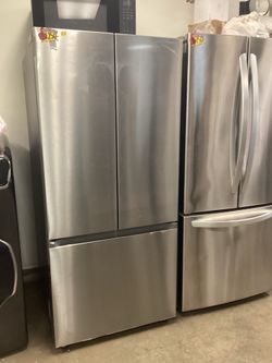 New Samsung refrigerator 30” inch wide/29”depth/70” height