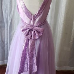 LINDO VESTIDO TALLA 16 DE NÑA USADO 2 VESES MUY BONITO EN PERFECTAS CONDICIONES,LIMPIO SI ALGUIEN LE 