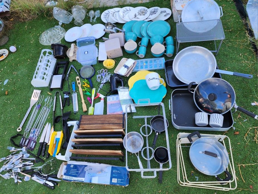 Household Kitchen & Bath Items Mixed Lot of 175+ Pieces