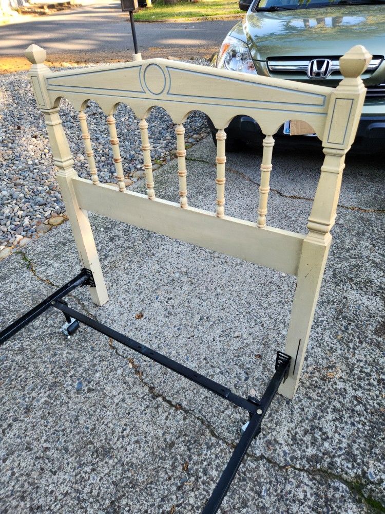 TWIN/SINGLE DIXIE Headboard and Metal Bed Frame-Vintage!