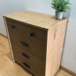 4 Drawer Dresser / Chest of Drawers