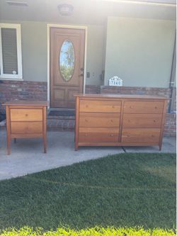 Natural Cherry Dresser/ Nightstand set