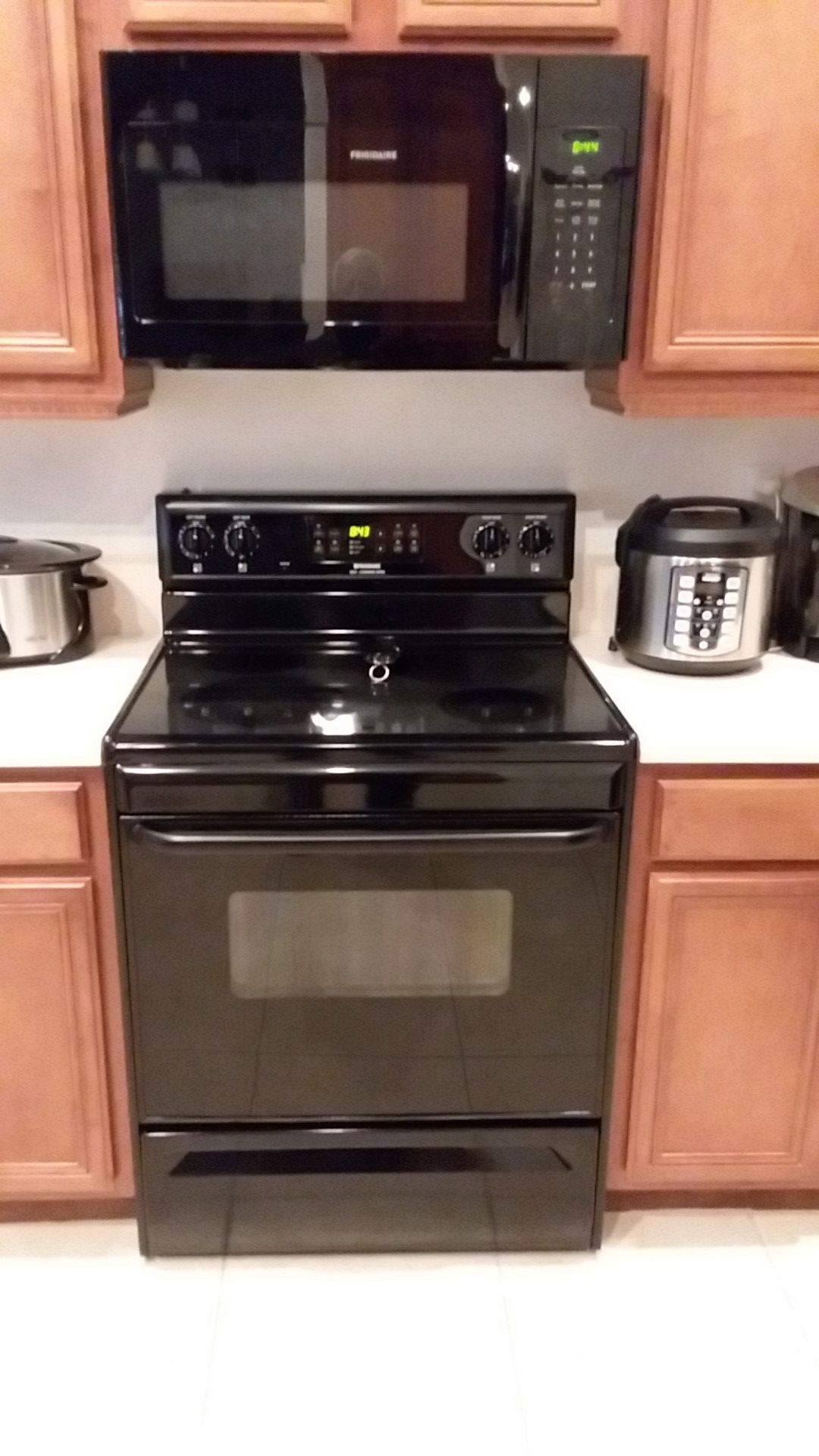 Frigidaire stove and microwave