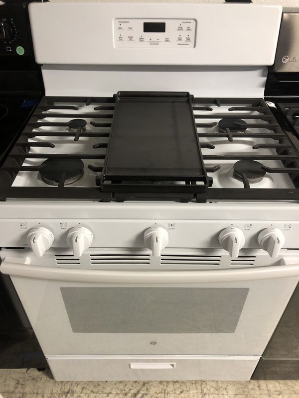 New GE white 5 burners gas range w griddle for Sale in San Diego, CA