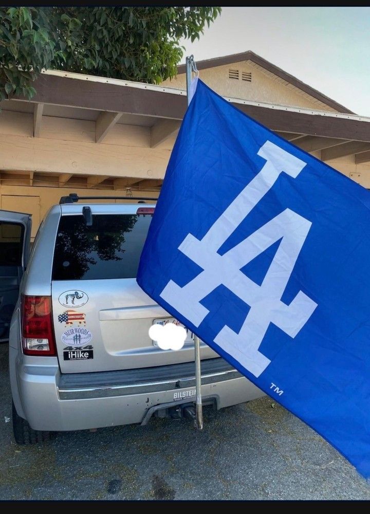Flag Pole And Hitch For Any Truck π» Jeep Or SUV π NFL MLB
20 extra for all Jeeps broncos or SUVS whit the tire π in the back