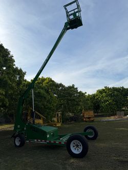 Towable boom lift