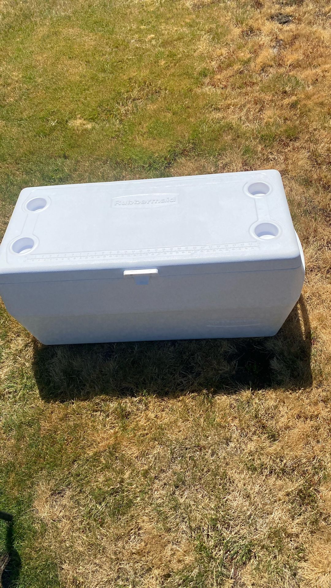 120 Qt Rubbermaid Ice Chest