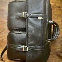 Black Leather Weekender Travel Bag – Stylish & Spacious!