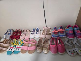 Toddler girls shoes #8, $5 each/Zapatos para niña pequeña, #8, $5 c/u