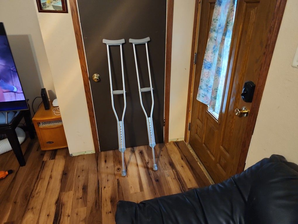 Used Crutches In Great Shape,adjustable