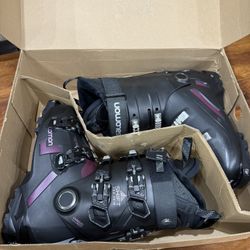 (Excellent Condition) Salomon Ski Boots 250-255