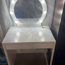 Vanity With Lights And Chair