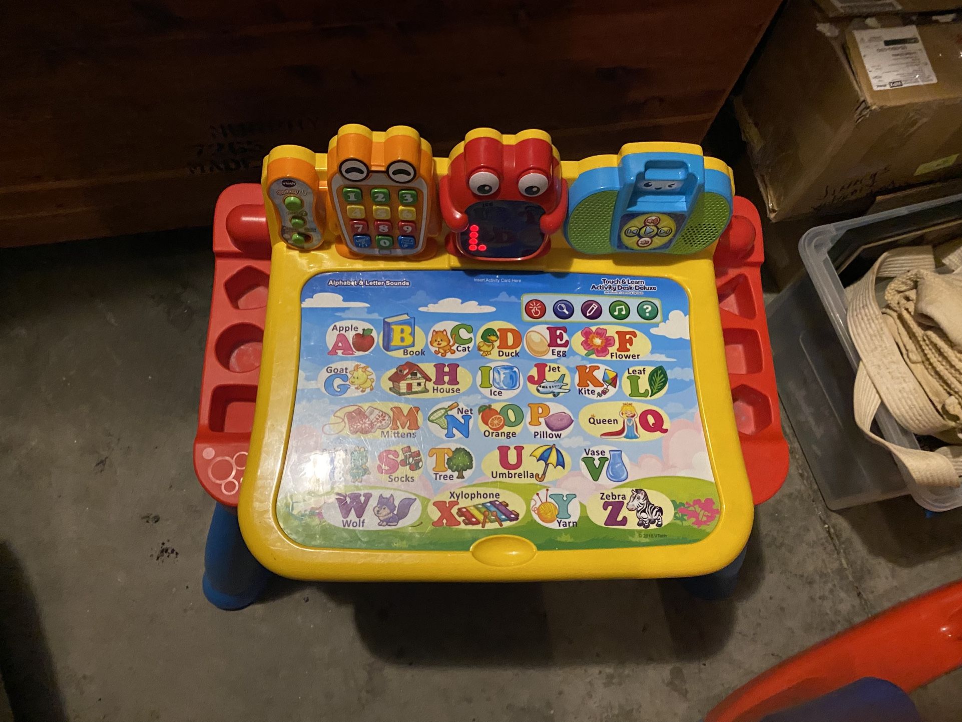 The Touch & Learn Activity Desk Deluxe by VTech is a three-in-one desk with interactive activity cards thats expandable for more fun and discovery!