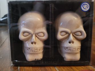 New Skull Salt & Pepper