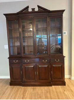 Lexington Lighted China Cabinet / Hutch