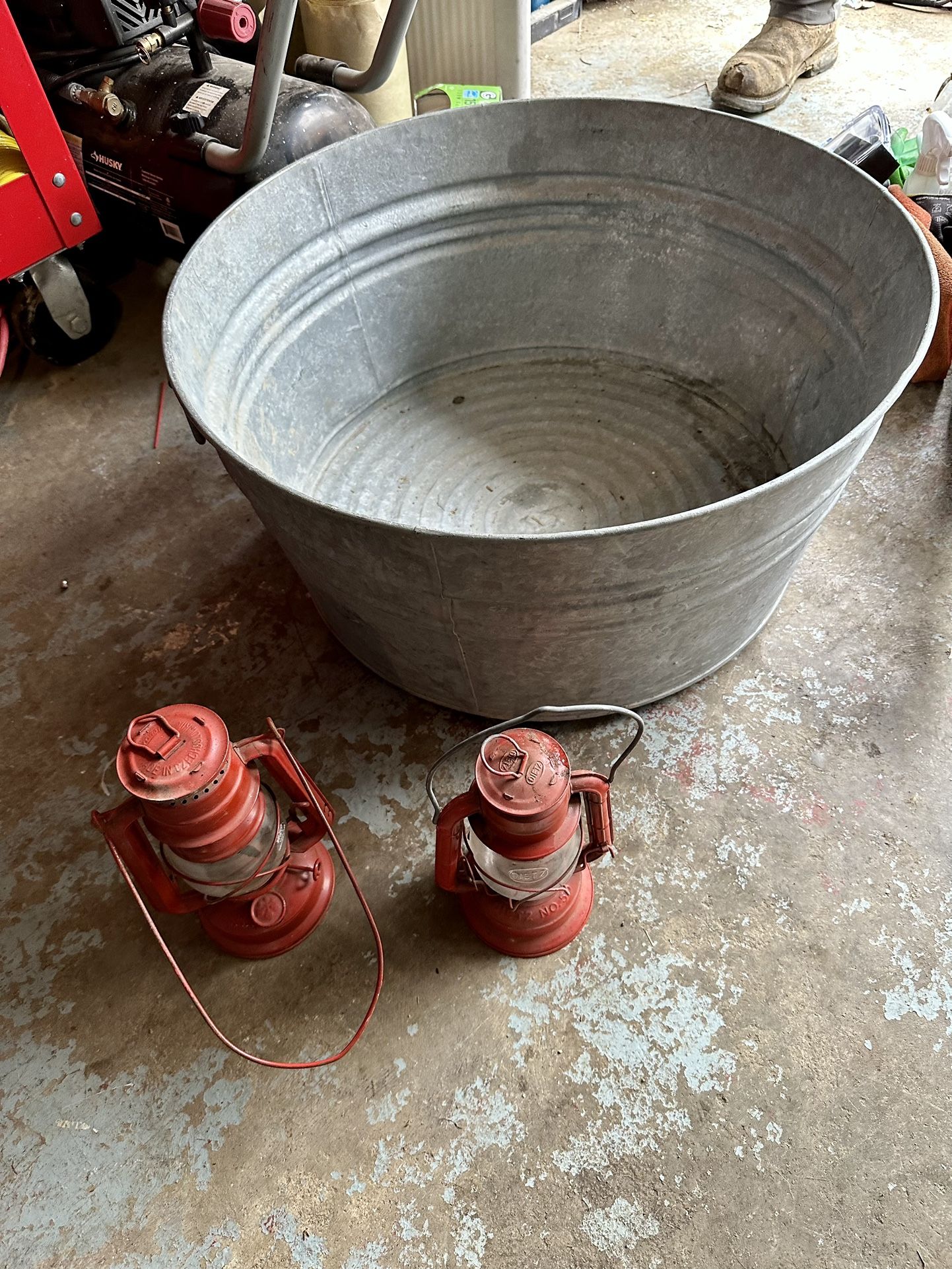 Big old bucket and lamps lanterns the bucket holds water no leaks 2ft w 1ft deep