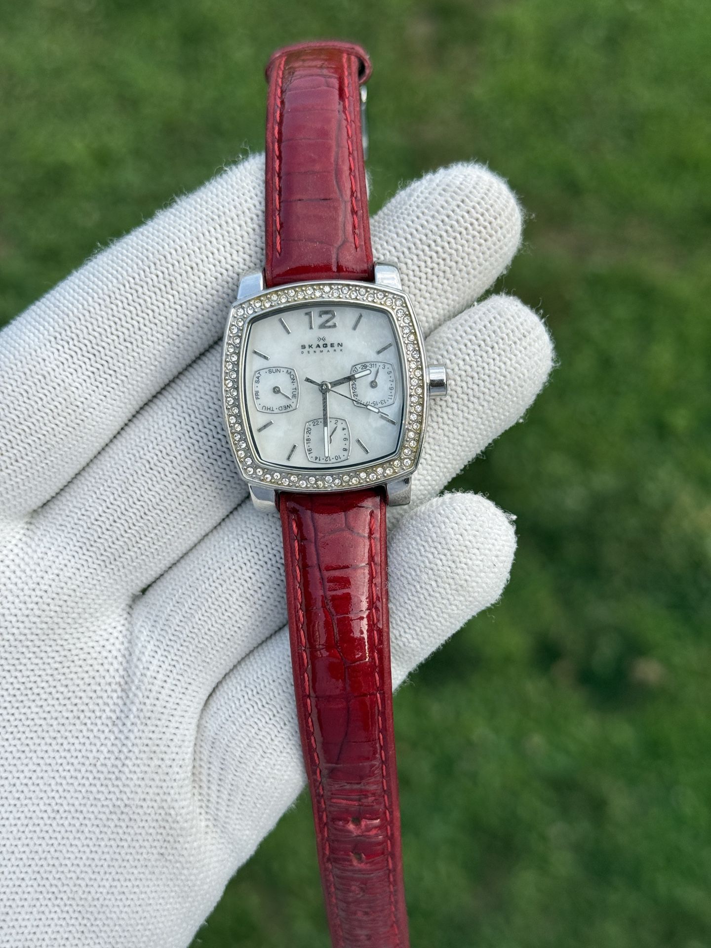 Skagen red leather strap Women 30m Silver/diamond bezel 