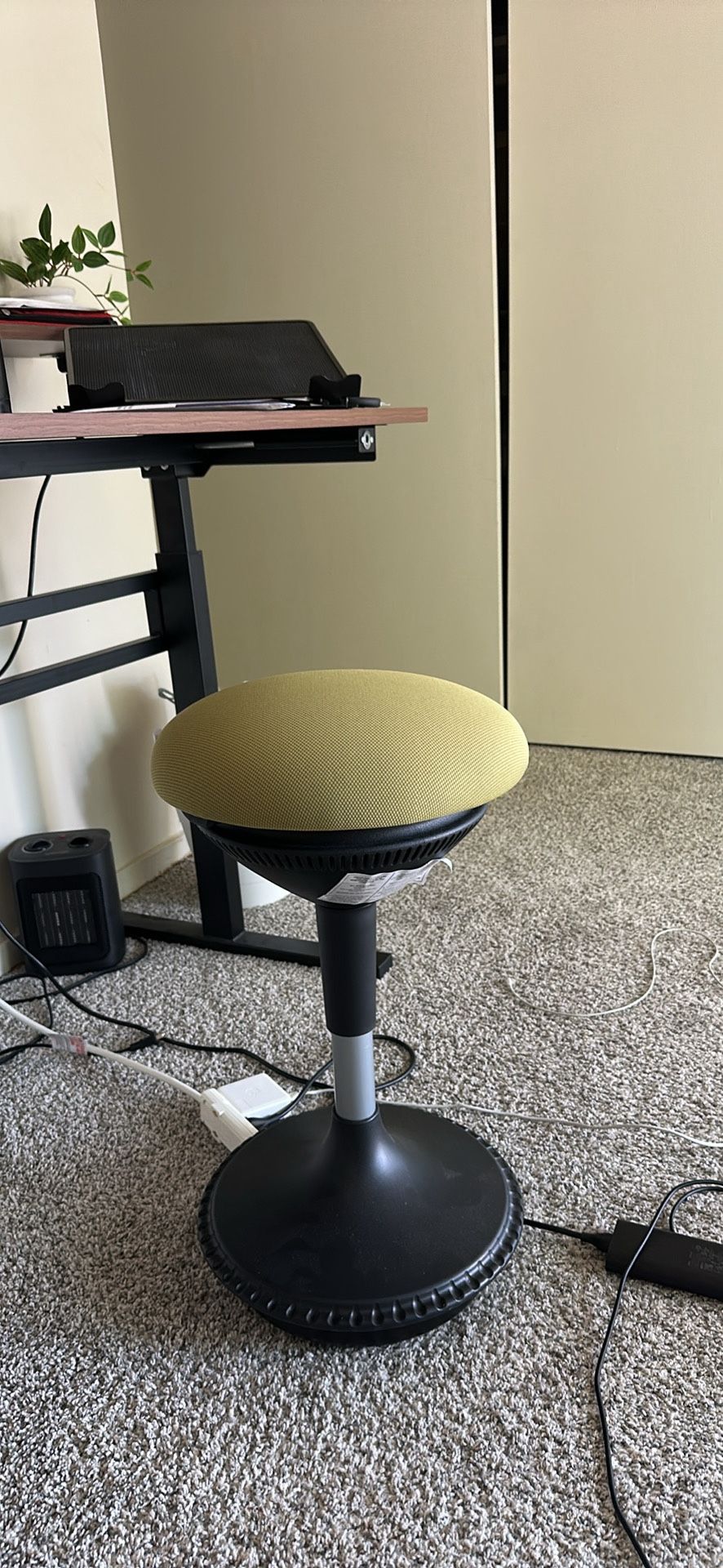 A79 Ergostool Chair By https://offerup.com/redirect/?o=QXV0b25vbW91cy5BaQ==