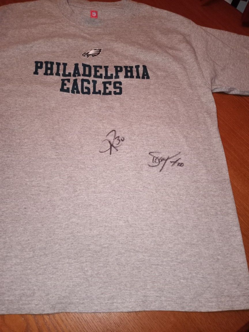 Signed Eagles Grey Tee Shirt Size Medium (Signed By Eagles Mascot Swoop #00 