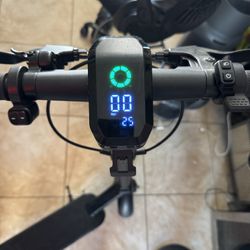 VMAX VX2 PRO Electric Scooter – 28 Mile Range – Includes Storage Bag + Charger