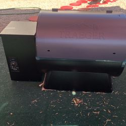 Traeger  Ridgeland  572sq  Wood Fire  Grill  And Smoker  With  2 Bags Of Pellets 