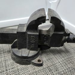 The Chas Parker Co Vintage Bench Vise 