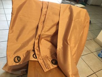 Tengo 3 pares de cortinas largas color doradas siminuebas porfabor personas interesadas
