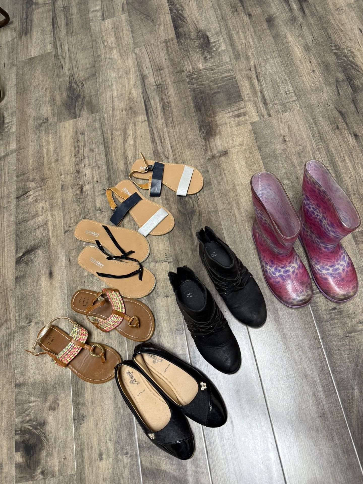 Girls Size 1 Y boots & Sandals