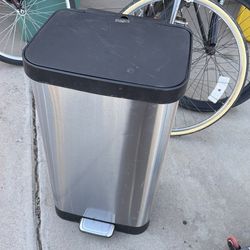 Trash bin
