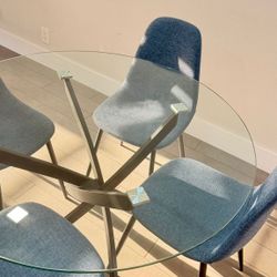 43.5" Nice Dinning Table With 4 Chairs