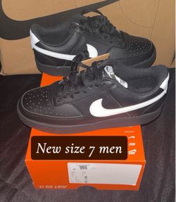 Nike Low-Top Sneakers Black White Size 7
