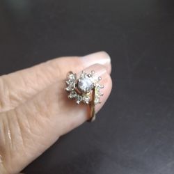 Beautiful Gilded Ring With Cluster Of Cubic Zirconia - Size 6.5