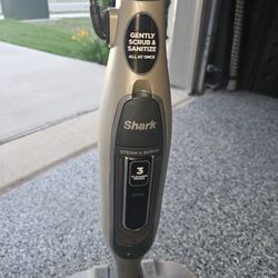 SHARK STEAM MOP WITH ROTATING PADS 