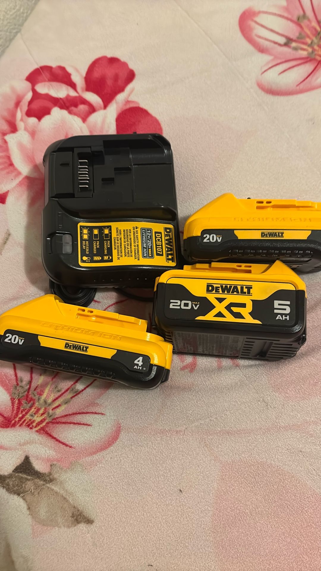 DE WALT 20 V BATERYS AND CHARGER