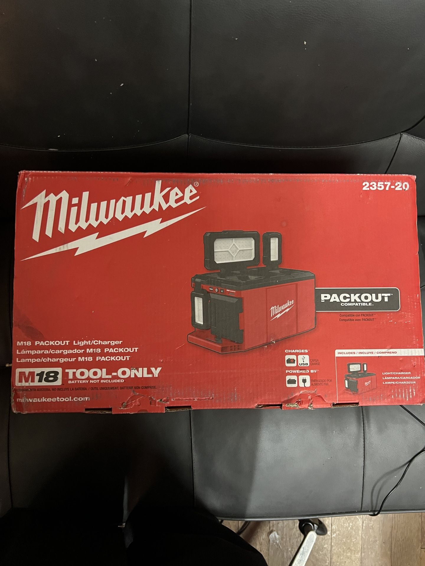 Milwaukee Packout Light/Charger M18