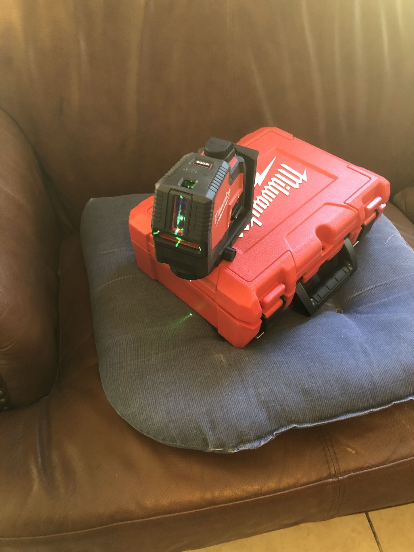 Milwaukee Green 100 ft. Cross Line and Plumb Points Rechargeable Laser Level with REDLITHIUM Lithium-Ion USB Battery and Charger