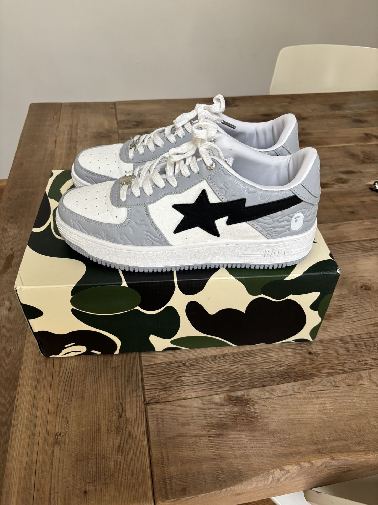 White Grey Bapestas