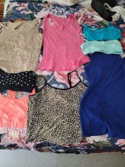 Women's Tops/Tanks/Sports Bra Lot