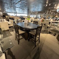 Table And 4 Barstools 