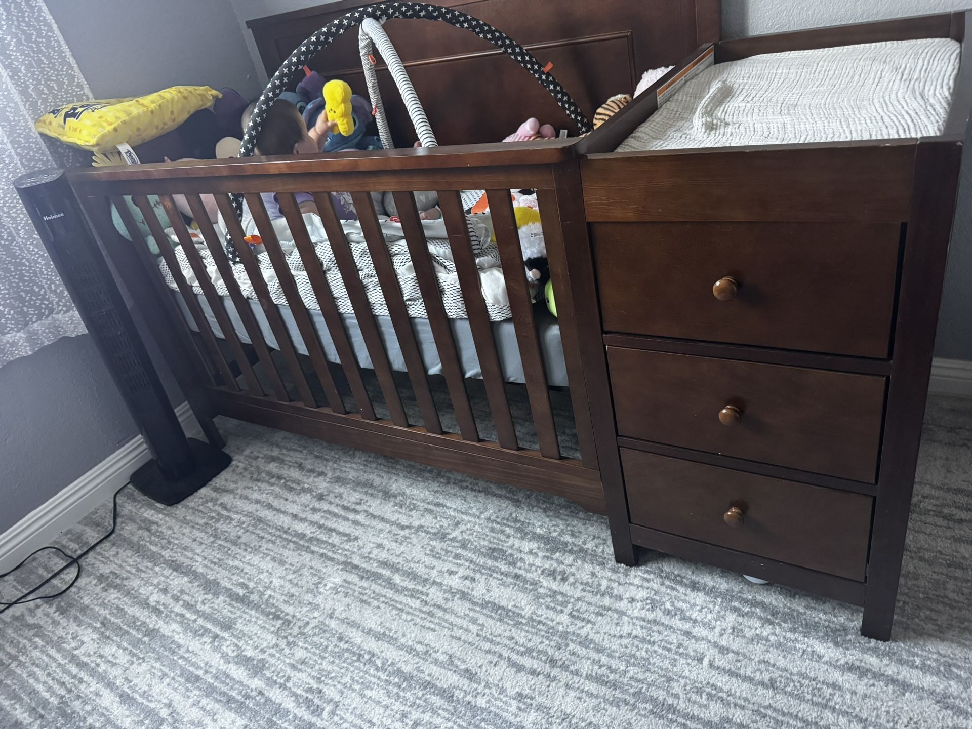 Davinci Charlie 4-in-1 Convertible Crib & Changer