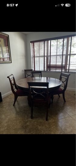 Mesa de Comedor, Seis Sillas, y Armario de Madera