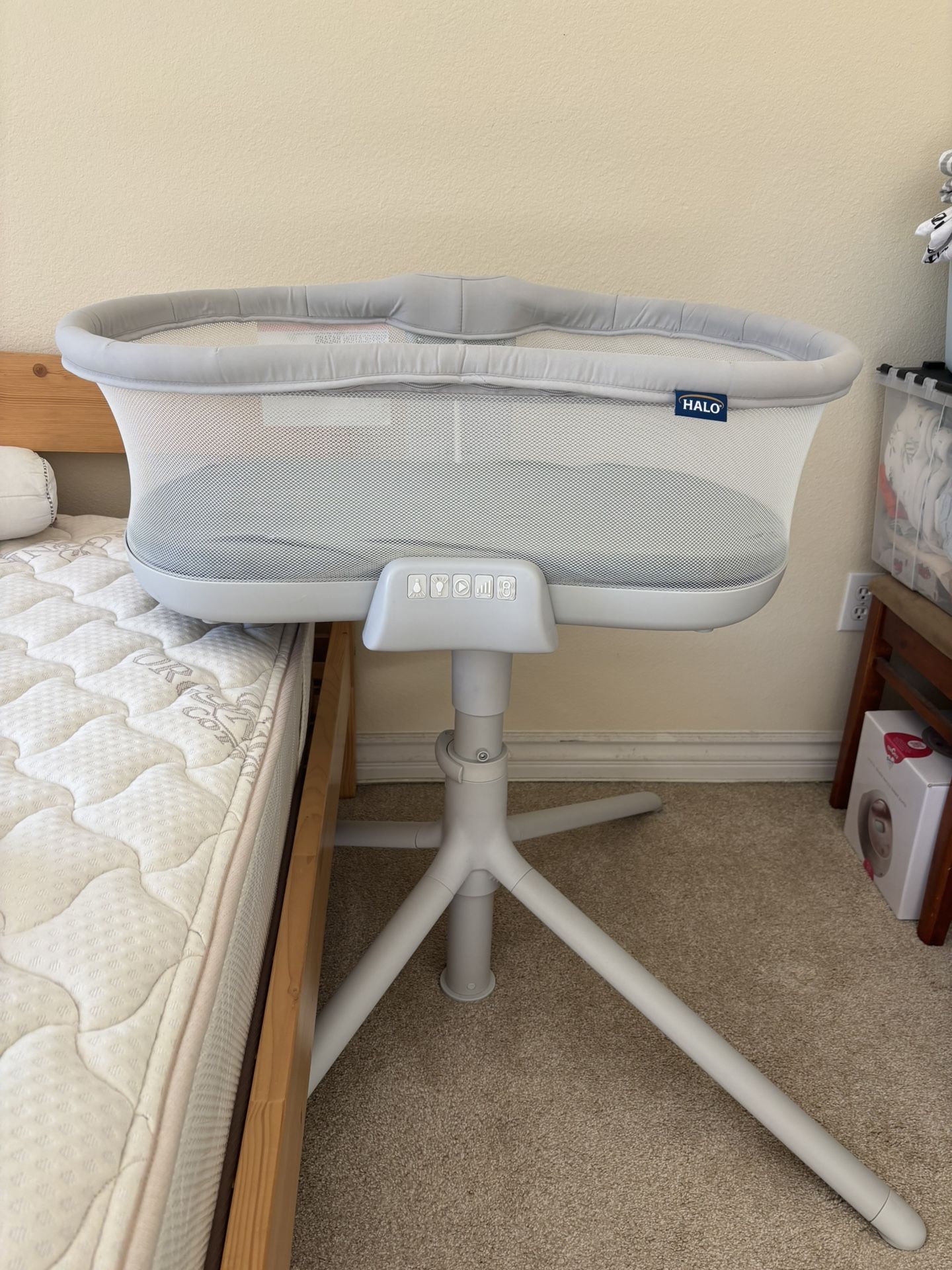 Halo Bassinet with bed frame and TWO bedsheets