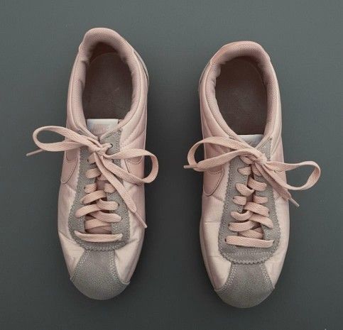 NIKE. WOMAN'S ATHLETIC SHOES, SIZE: 8. GOOD CONDITION.