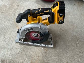 DEWALT SAW AND BATTERY EVERYTHING WORKS ! VERY CLEAN!